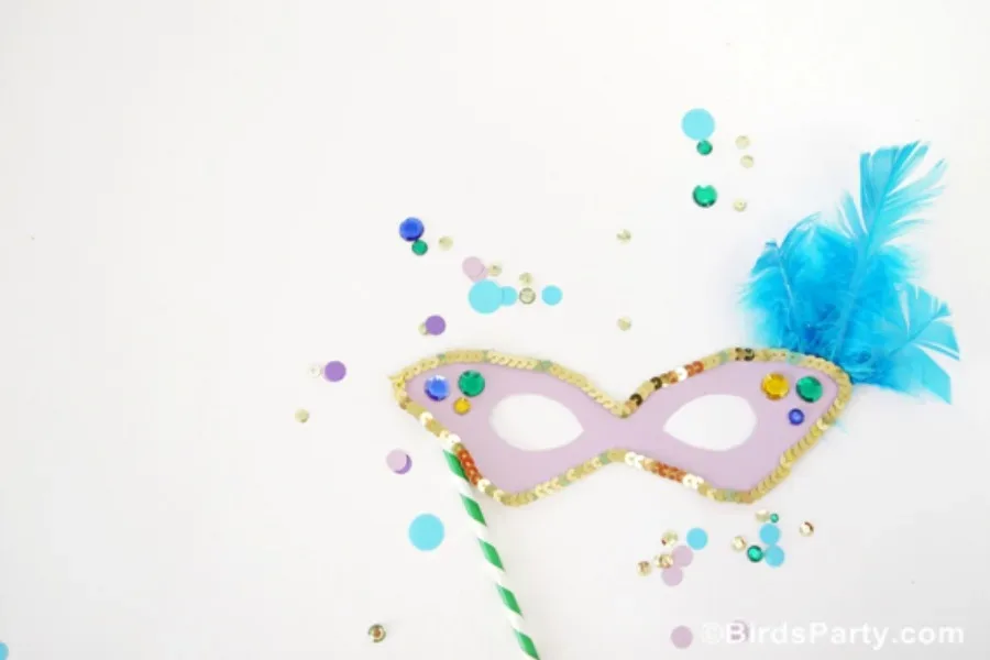 DIY Mardi Gras masks for kids: Jewels and feather by BirdsParty.com