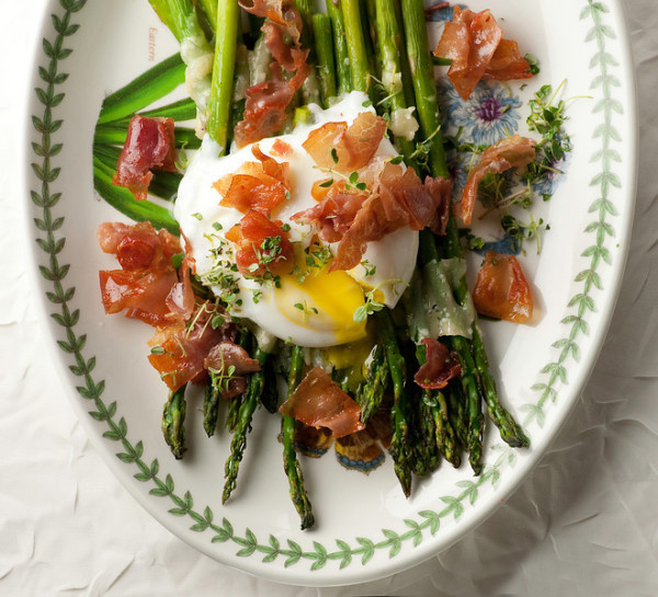 Easy spring recipes: Asparagus with Prosciutto and Pached Egg at Framed Cooks | Cool Mom Picks