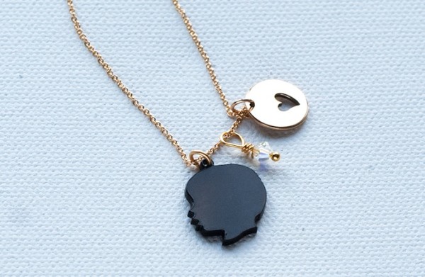 Personalized silhouette necklace for Mother's Day | Le Papier Studio
