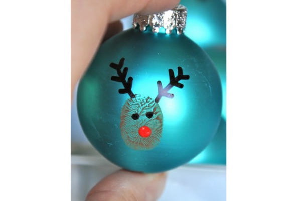 DIY reindeer thumbprint ornaments at Little Bit Funky