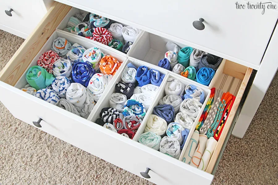 Genius nursery organization tips, like this laundry folding tip at Two Twenty One