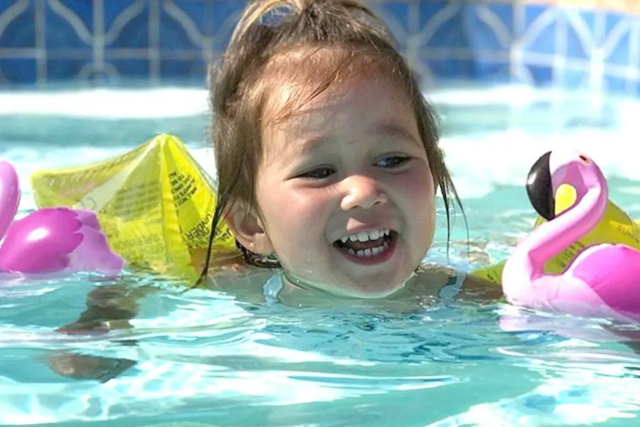 We're loving these hilarious and adorable pink flamingo pool floaties.