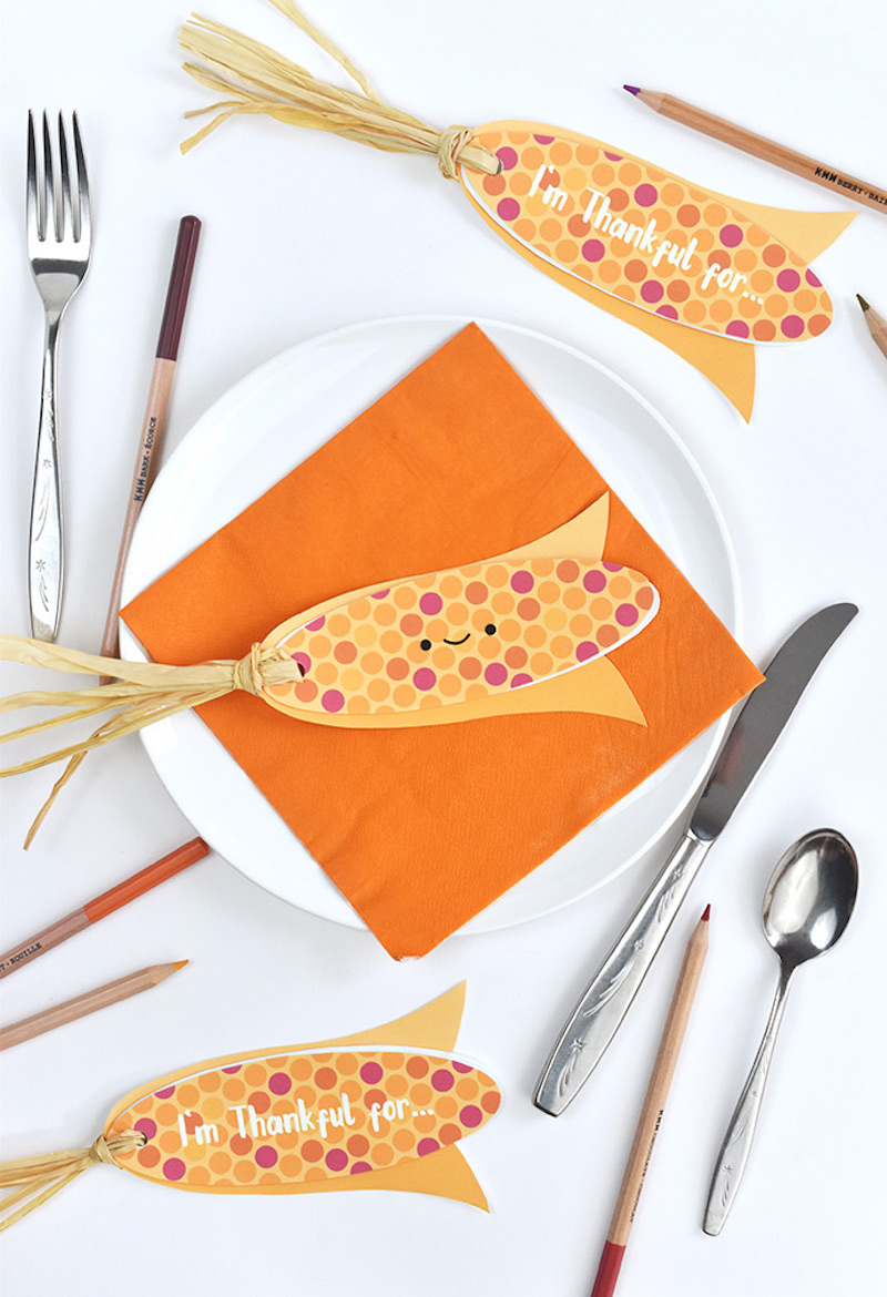 Kids Thanksgiving crafts that make cool centerpieces: Corn Cob thankful books at Handmade Charlotte