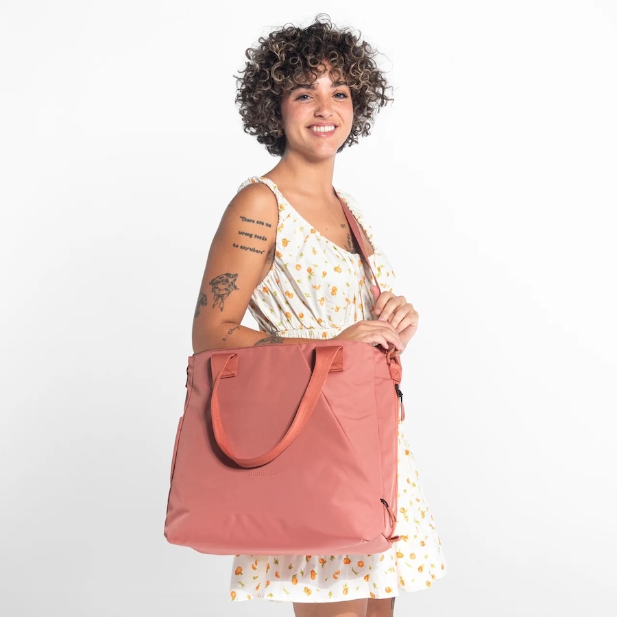 Pink laptop tote bag from Sherpani