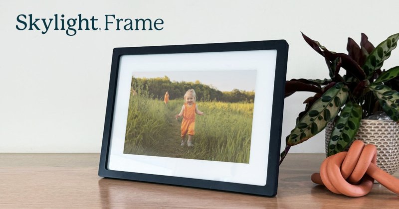 Skylight digital photo frame on a desk