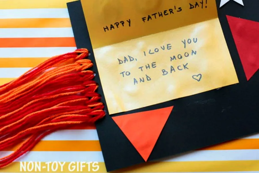 DIY rocket ship Father's Day cards that kids can make: Find the template at Non-Toy Gifts