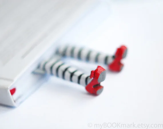 Ding, dong, the witch is read: nifty 3D bookmarks