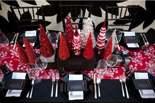 Modern Holiday Table Settings | Cool Mom Picks