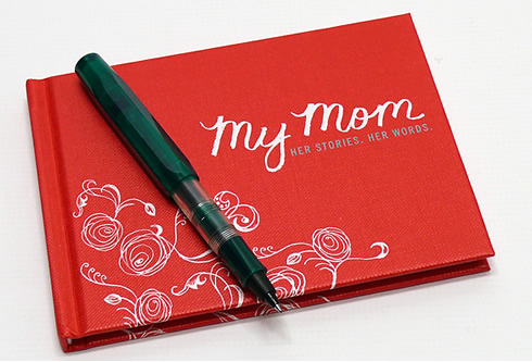 My Mom: Her Story, Her Words Keepsake Book: Easy way to make a family memory journal