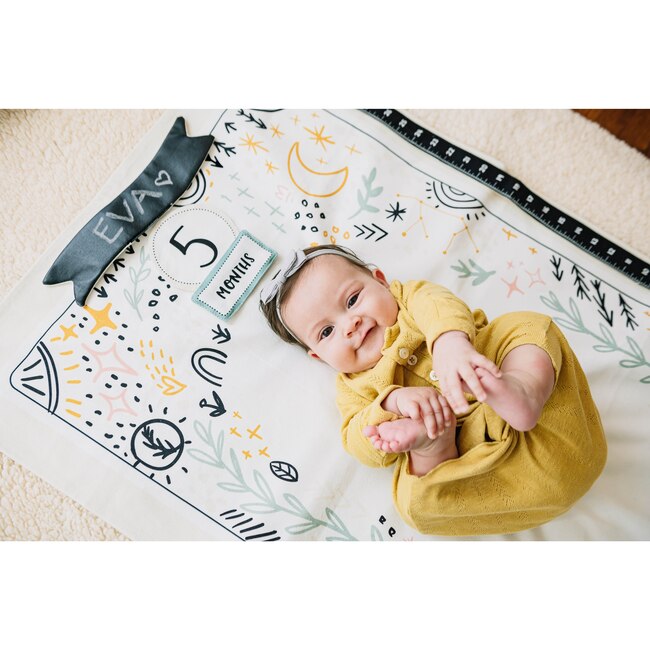 Baby Milestone Blanket: Perfect for a birth announcement and a monthly photo record of growth