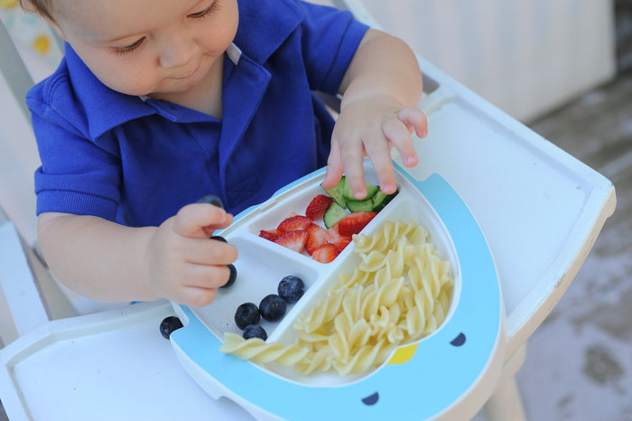 Raise your hand if you’d like your kid’s food to stay on the plate, not on the floor.