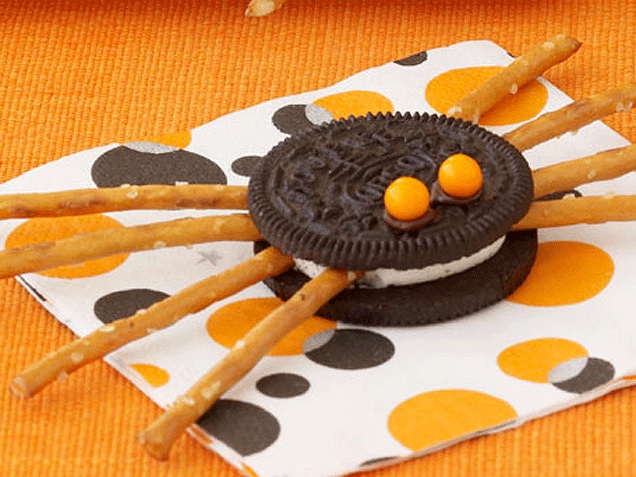 Semi homemade Halloween snacks: Spider Oreos