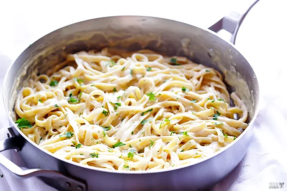 Easy pasta dinners: Skinny Fettuccine Alfredo recipe | Gimme Some Oven