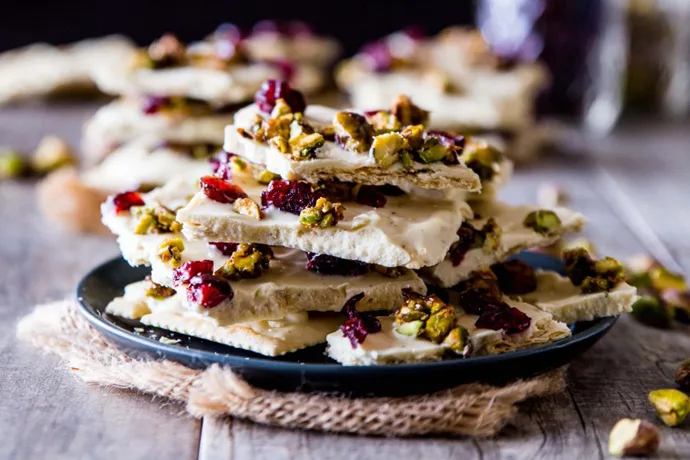 Holiday chocolate bark recipes: White Chocolate Saltine Bark with Candied Pistachios and Cranberries | Veggie and the Beast