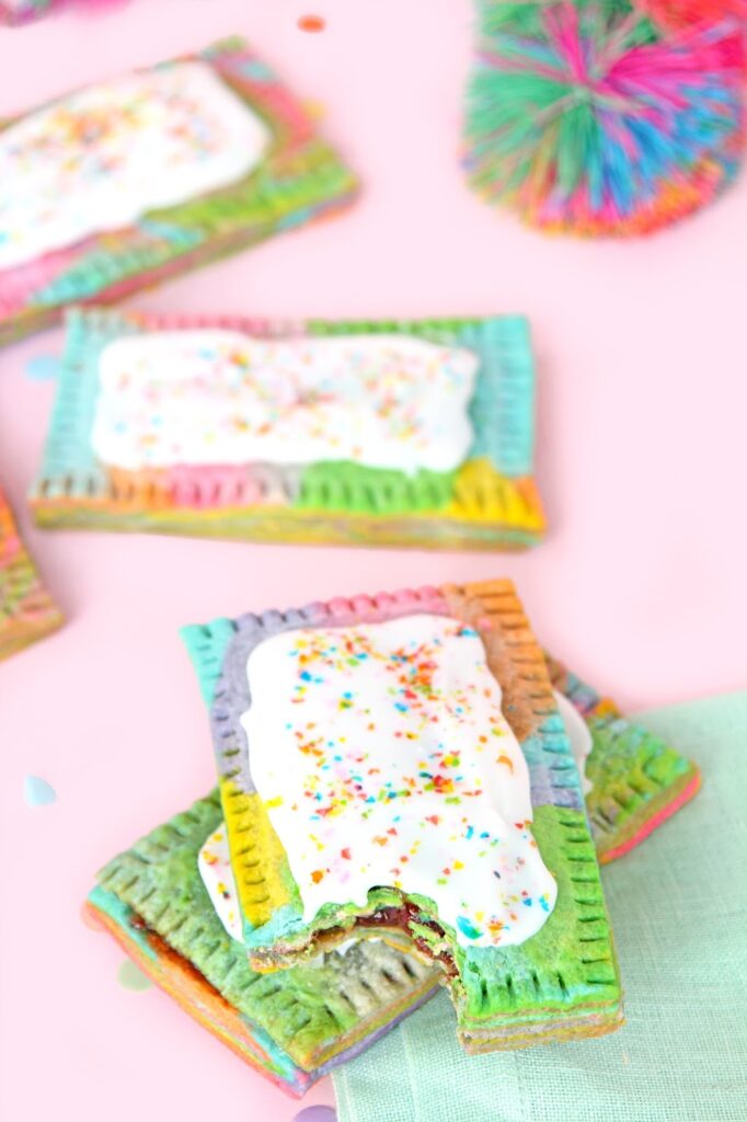 Fun kitchen projects with the kids: Homemade rainbow pop tarts from Aww Sam