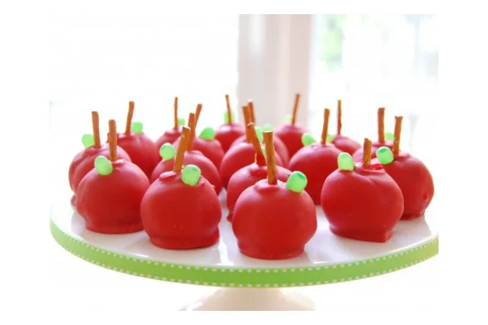 Edible gifts for Teacher Appreciation Day: Apple Cake Pops | Foodlets