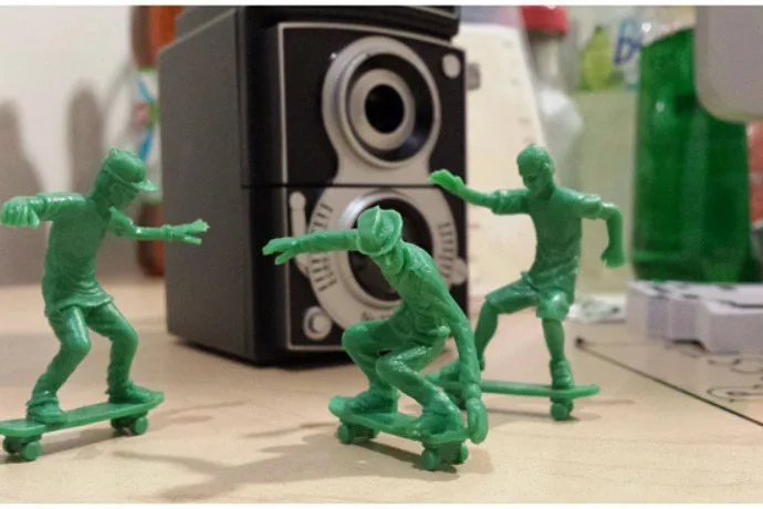 Toyboarders: Green army men reimagined as skaters, boarders, surfers | photo Angie Garcia