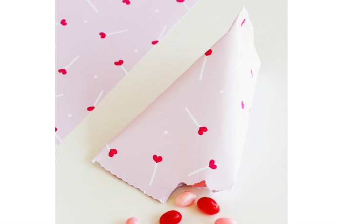 We heart this free printable Valentine’s Day gift wrap!