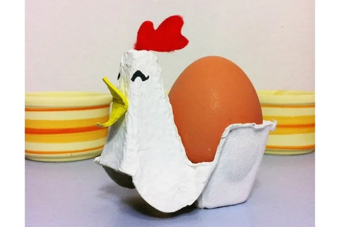 Adorable Easter crafts made from household items, like this egg charton chicken | tuteyate y blog