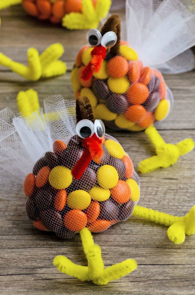 Use candy to make these DIY Thanksgiving treat bags via Clean and Scentsible. So fun!