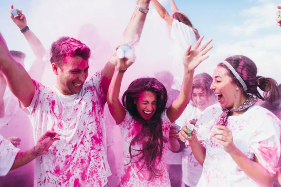 Unique gender reveal party ideas: Colored Powder Gender Reveal via Grey Likes Baby. Photo: Dreamtown