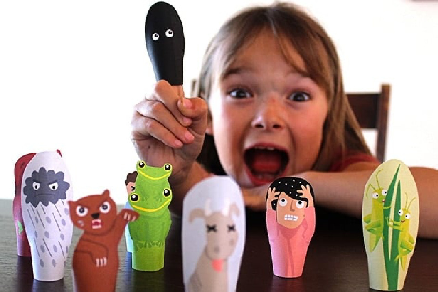 DIY Passover craft for kids: The cutest printable 10 plagues finger puppets.