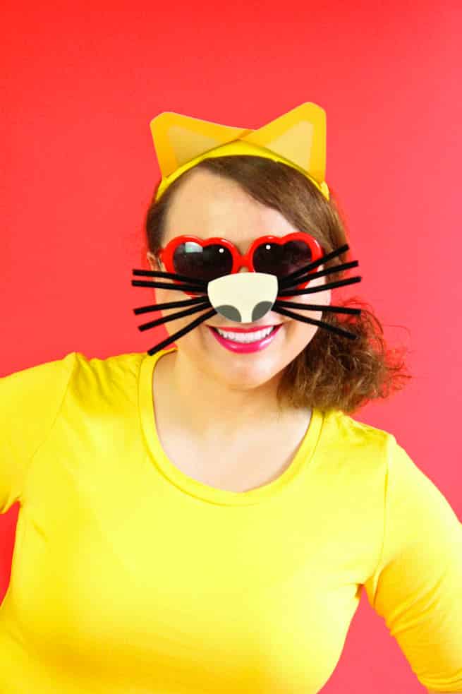 Emoji DIY heart eyed cat emoji photo booth prop via Brite and Bubbly