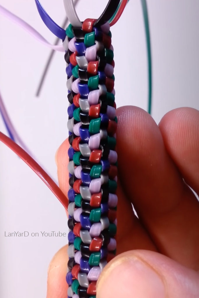 Cool lanyard patterns: The 6-string 6-color stitch explained by LanYarD