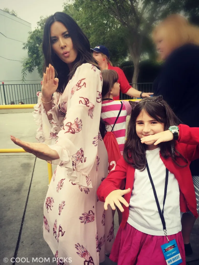 Oliva Munn giving ninja lessons to Sage at the LEGO NINJAGO Movie premiere | © Cool Mom Picks Oliva Munn giving ninja lessons to Sage at the LEGO NINJAGO Movie premiere | © Cool Mom Picks