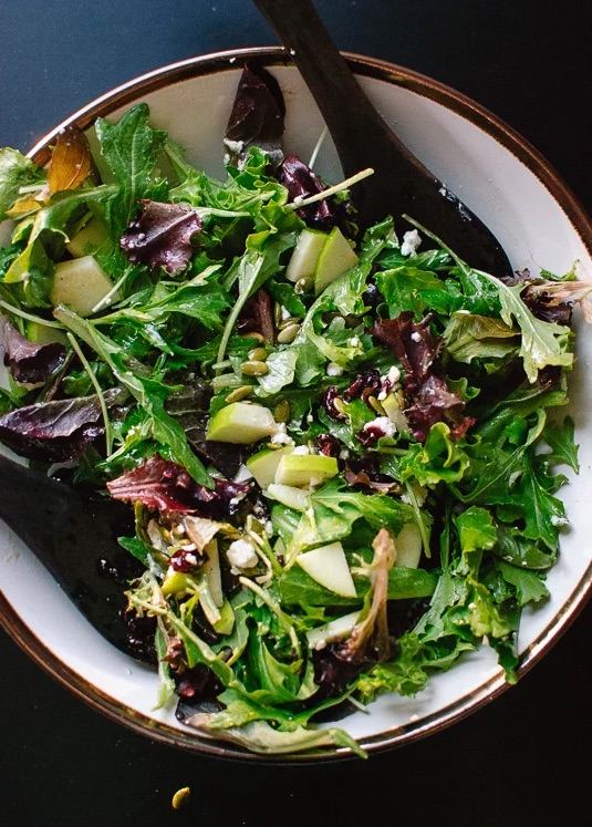 Last-minute Thanksgiving side dish recipes: This "Favorite" Green Salad at Cookie + Kate is super easy to adapt to whatever you have on hand