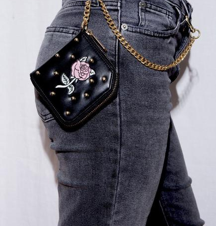 Valentina chain wallet by artist Ilse Valstre | The coolest tween gifts