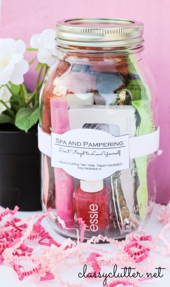 Last-minute Valentine's Day gifts: Spa Gift Card Mason Jar by Classy Clutter