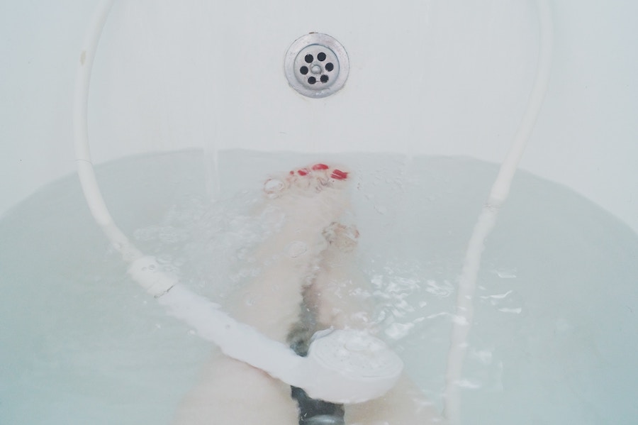 At home date-night ideas: DIY spa night | Photo by Karla Alexander via Unsplash