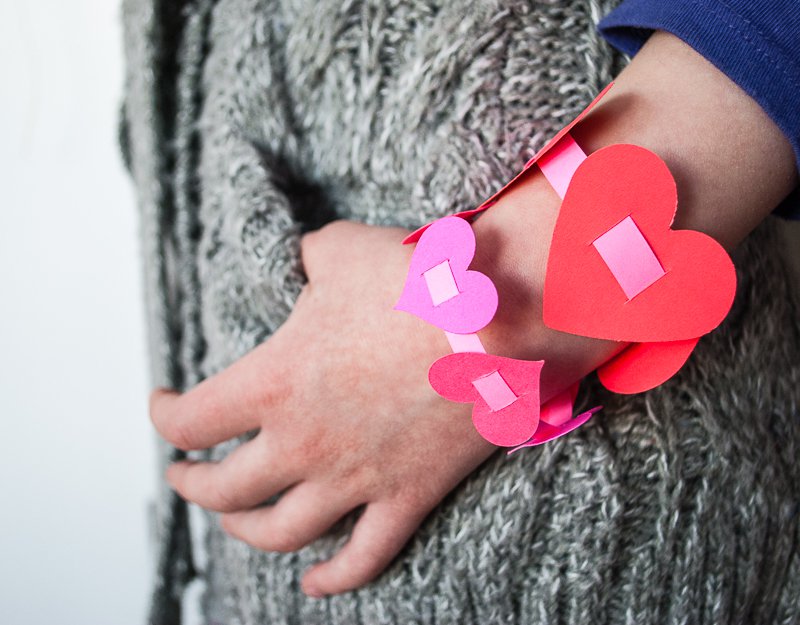 BFF-worthy Valentine's crafts for kids: Easy Valentine bracelet | Merriment Design