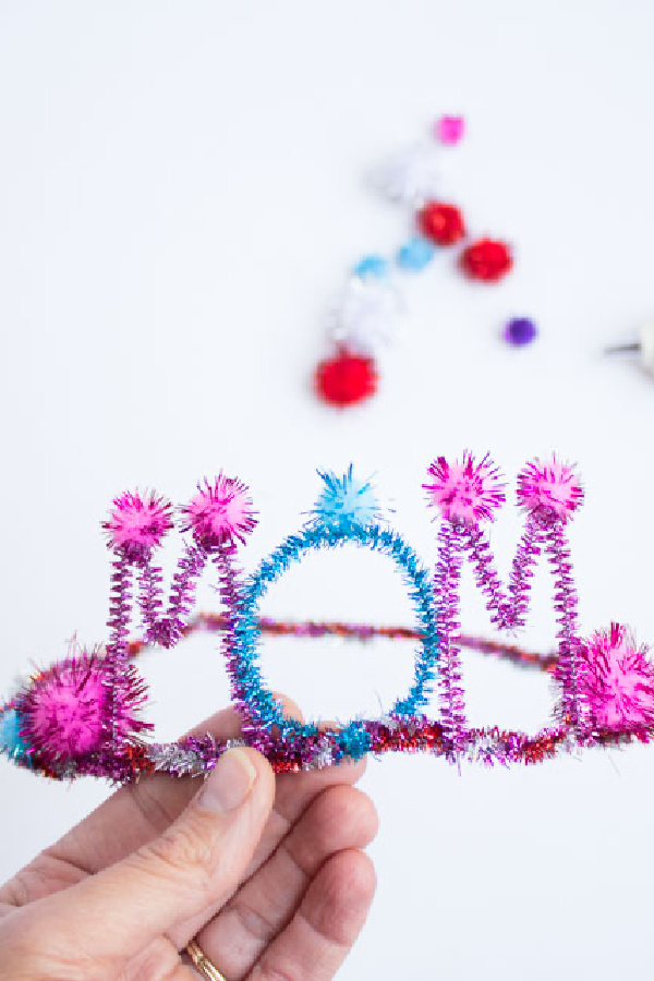 diy Mother's Day pipe cleaner crown the kids can make | Tutorial from Design Improvised