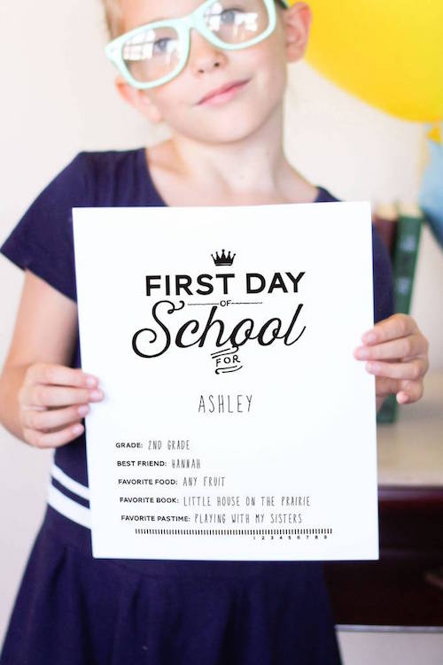 Creative first day of school photo ideas: Free First Day of School Printable by Balloon Time lets you fill out your kids' favorites