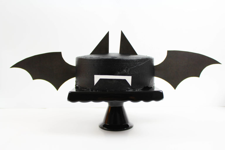 Free Halloween party printables: Bat cake Halloween party printable | Let's Mingle