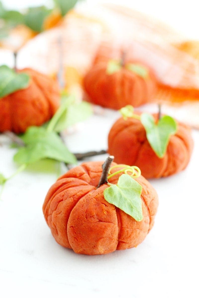 Easy Halloween crafts for preschoolers: Taste-Safe pumpkin spice play dough at Crayons and Cravings