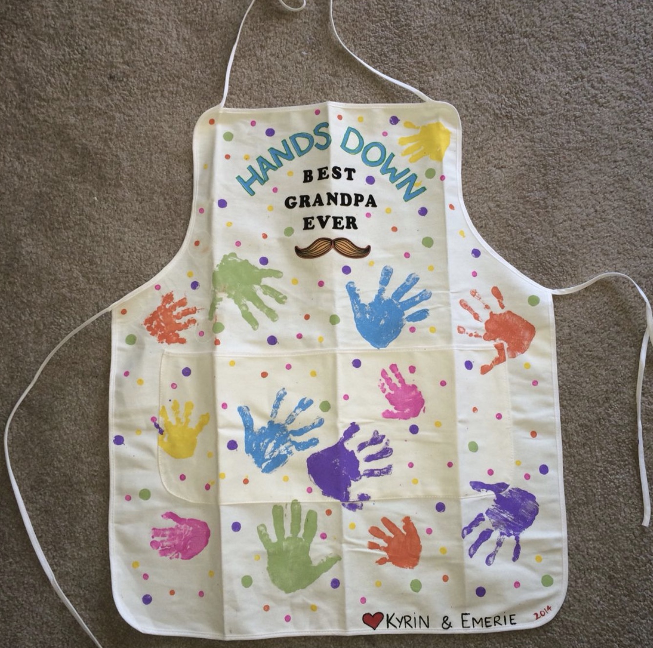 Special grandparent gift ideas: DIY handprint apron from the kids