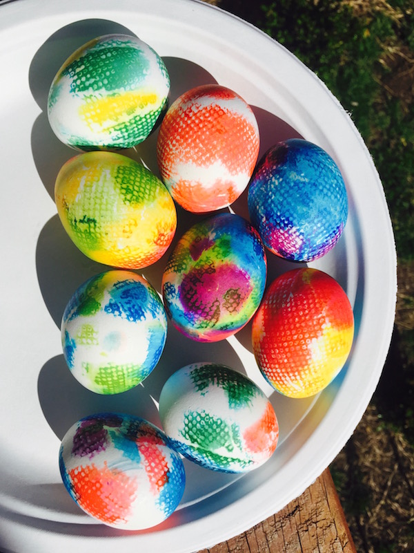 Easter egg techniques for toddlers: Tie dye Easter egg tutorial at Cool Mom Picks