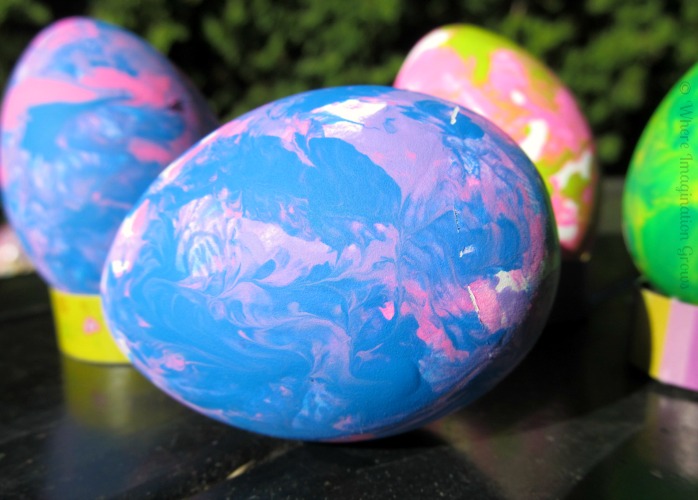 Easter egg techniques for toddlers: Marbleized Easter eggs at Where Imagination Grows 