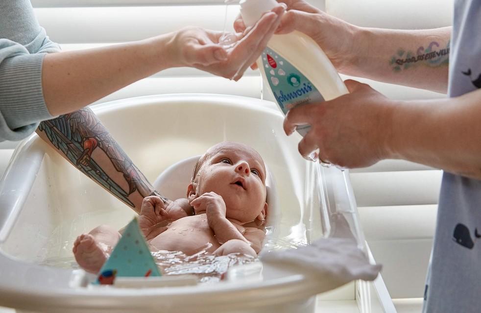 proper way to bathe a newborn