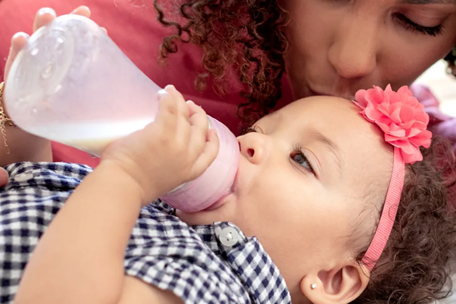 The new ChiccoDUO baby bottle is the first ever hybrid bottle combining the safety of glass with the convenience of lightweight plastic