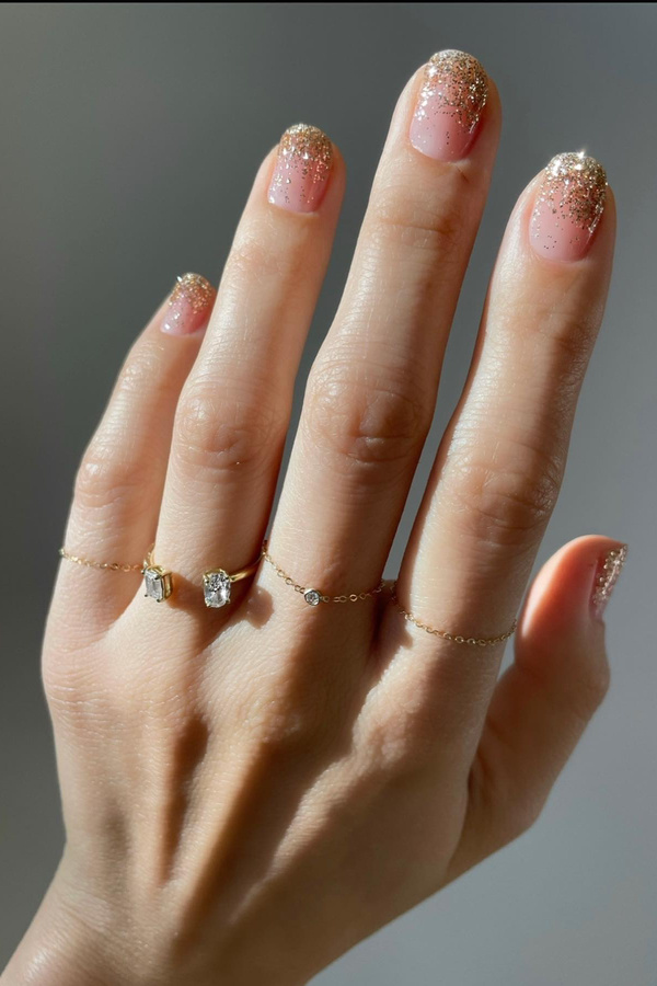Nail trends for fall: Glitter French nails from manicurist to the stars Betina Goldstein. So elegant and clean!