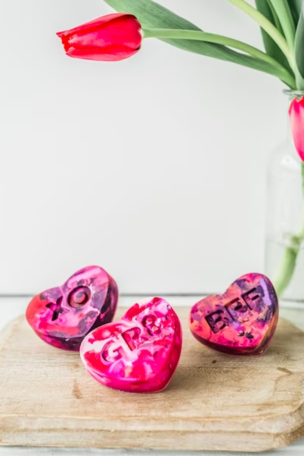 Best Valentine's gifts on Etsy for Kids: Art2theExtreme conversation heart crayons