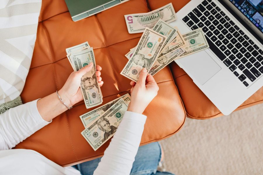 4 Easy Ways to Make Extra Money (That Fit into a Busy Mom’s Schedule)