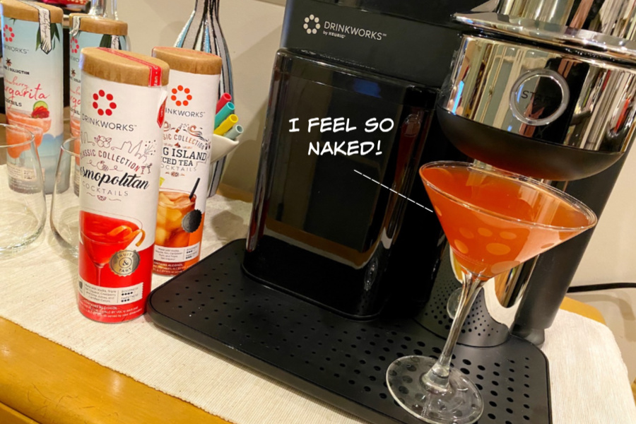 The world's easiest cocktail garnishes: 4 ridiculously simple ways to make your cocktails look pro with no skills at all.